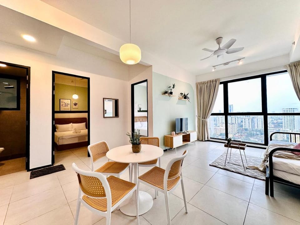 HOT-Urban Suites 2BR 6-7pax ub256 by  USWL N  Vacation rental in George Town