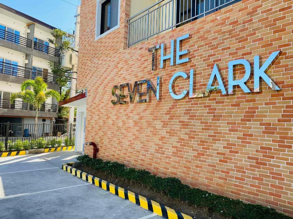 THE SEVEN CLARK CONDO Hotel in Angeles