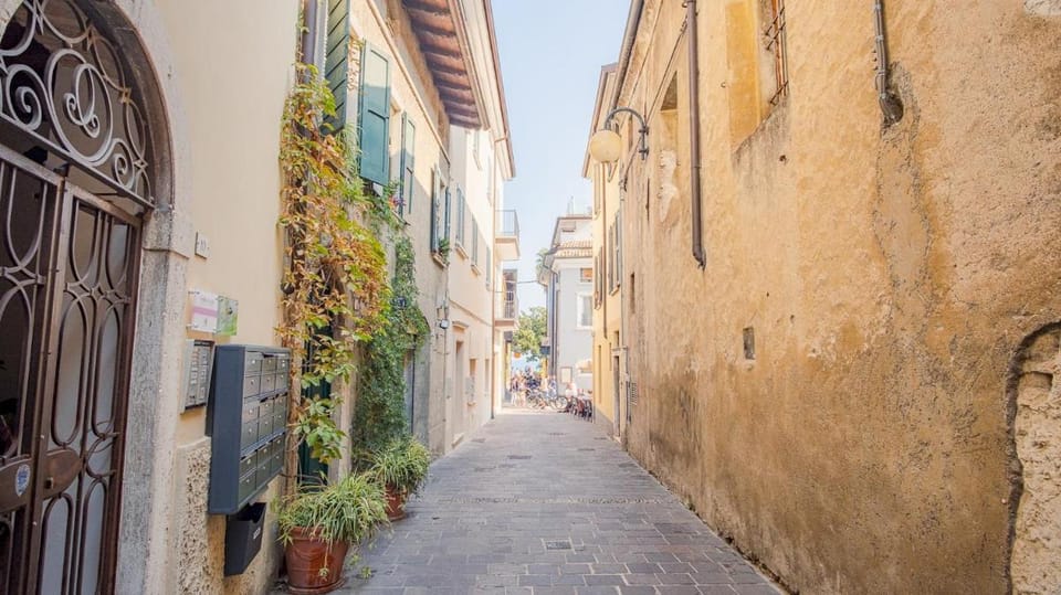Old Town Alley - Italian Homing Apartment in Desenzano del Garda