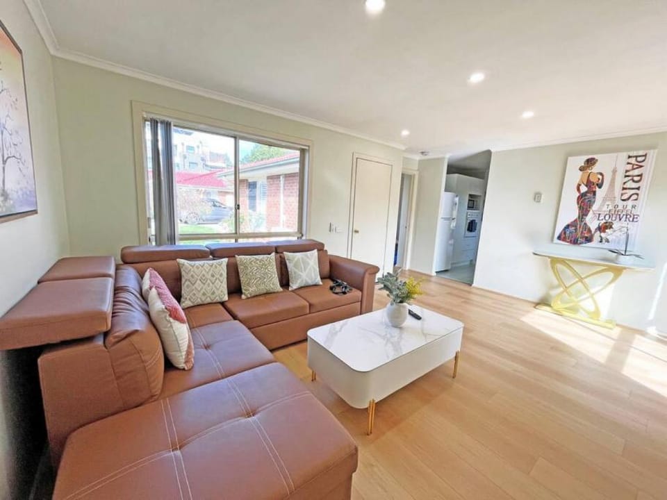 StayAU Ringwood 2BR Private Brick Home Wi-Fi Parking Apartment in Melbourne