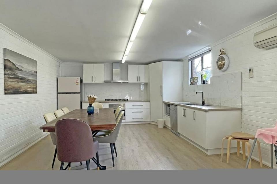 StayAU Pet Friendly Ringwood 3BR House FREE Parking Netflix Apartment in Melbourne