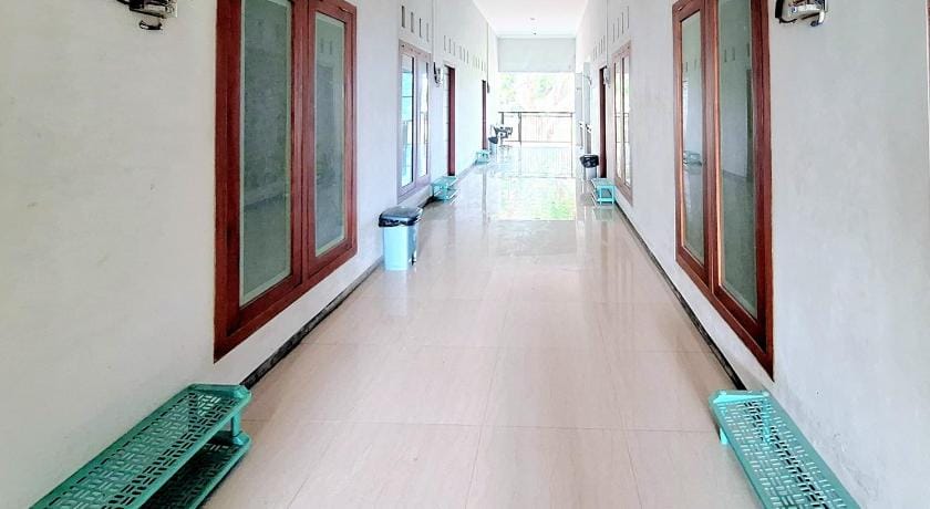OYO Life 93186 HKP Homestay Syariah Hotel in East Java