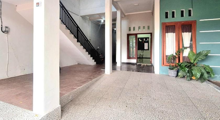 OYO Life 93186 HKP Homestay Syariah Hotel in East Java