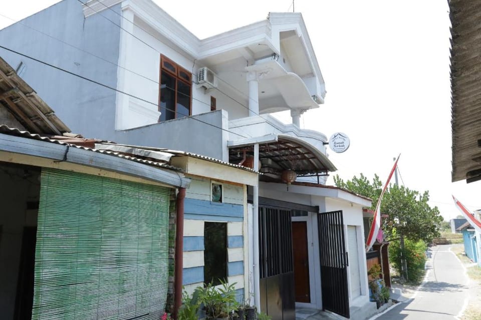 SPOT ON 93189 Rumah Berkah Syariah Hotel in East Java
