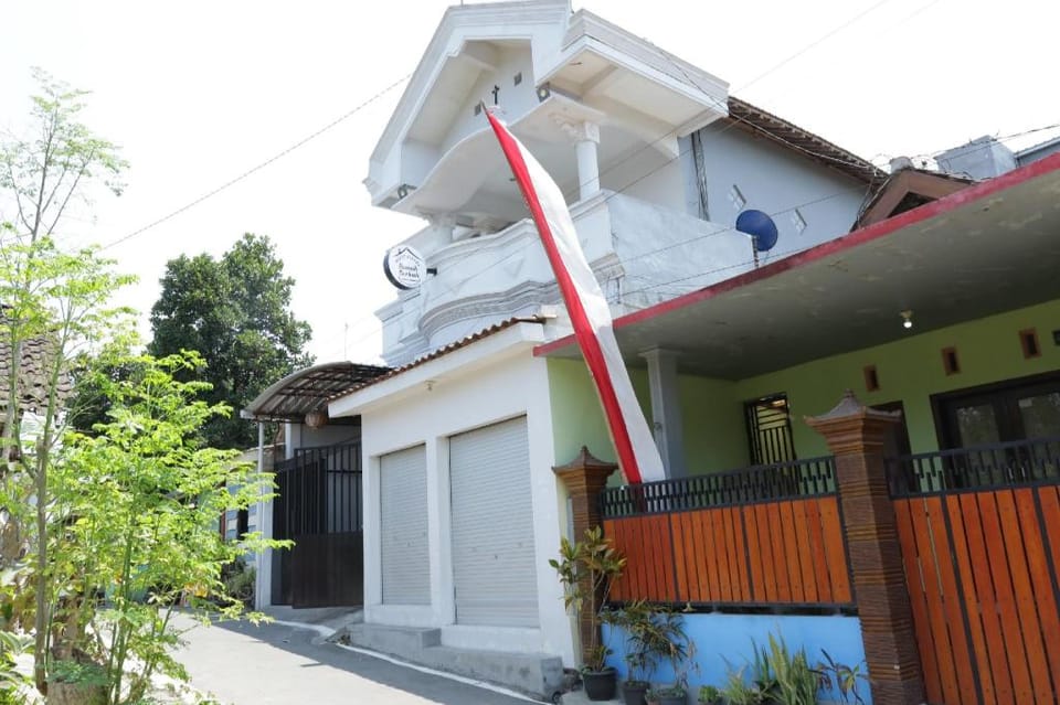 SPOT ON 93189 Rumah Berkah Syariah Hotel in East Java