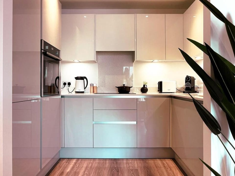 Luxe London Pad: with Free Parking! Vacation rental in Brentford