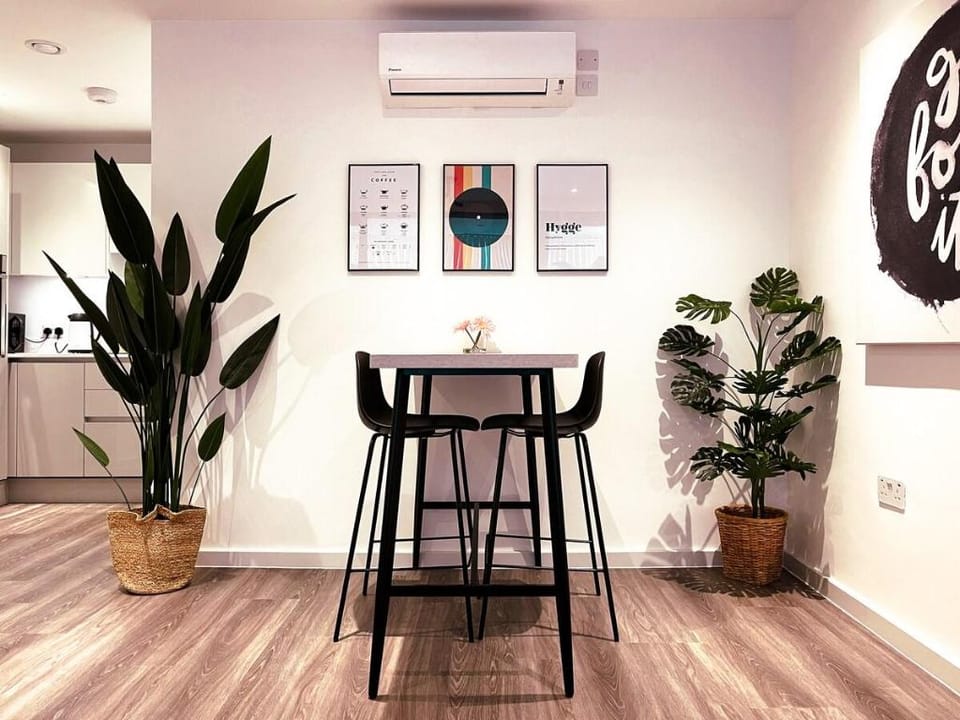 Luxe London Pad: with Free Parking! Vacation rental in Brentford