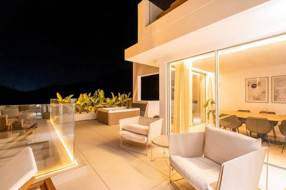LUXURY PENTHOUSE ROOFTOP POOL JACUZZi OCEAN VIEWS PALO ALTO MARBELLA Apartment in Sierra de las Nieves