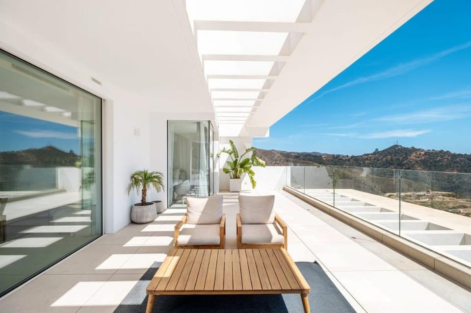 LUXURY PENTHOUSE ROOFTOP POOL JACUZZi OCEAN VIEWS PALO ALTO MARBELLA Apartment in Sierra de las Nieves
