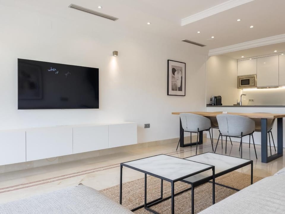LUXURY RESORT POOLS GYM SPA RESTAURANT KIDS CLUB PARKING Apartment in Marbella