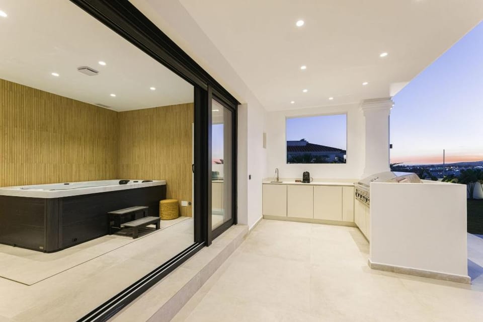 Luxury 7BED Pool Villa Jacuzzi Cinema Bbq Sunset Apartment in Marbella