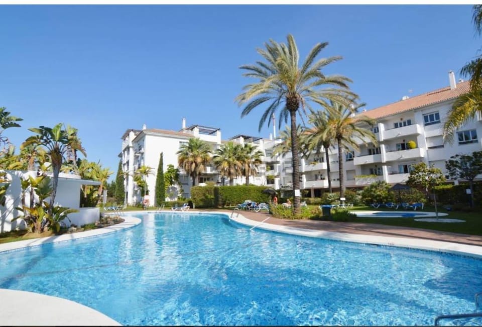 Spacious apartment Gym Paddel Club Beach Wifi Park Apartment in Marbella