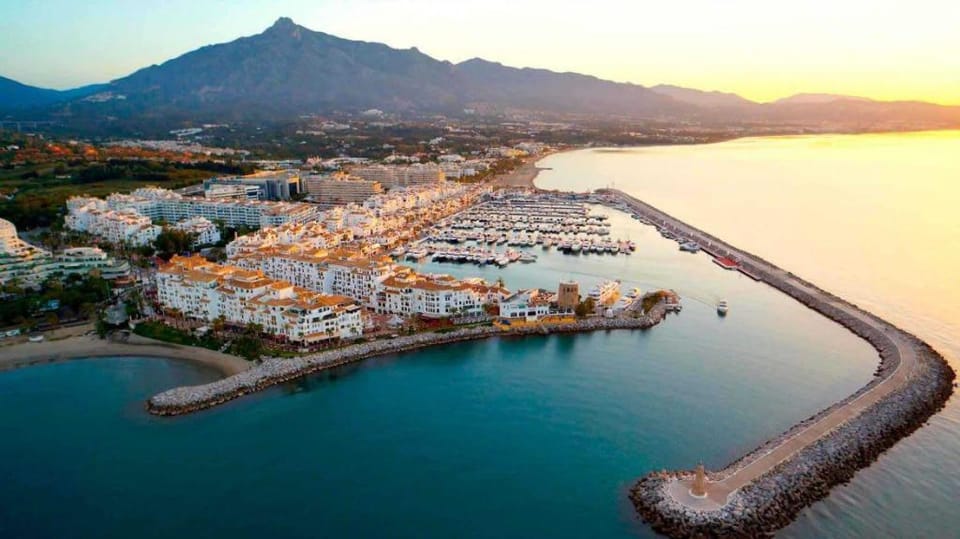 Spacious apartment Gym Paddel Club Beach Wifi Park Apartment in Marbella