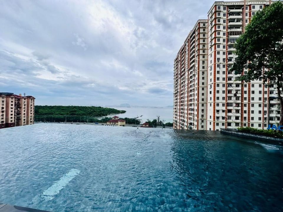 Stylish 3BRCityView UrbanSuite GTown@10pax A163 N  Apartment in George Town