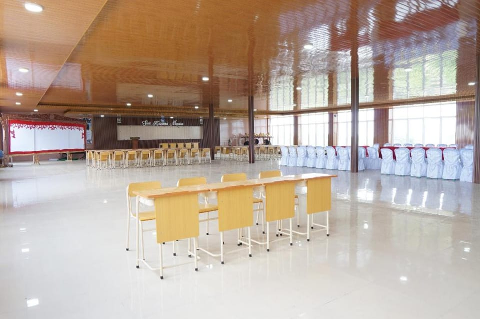 OYO 93205 Kusuma Hotel And Convention Hall Hotel in East Java