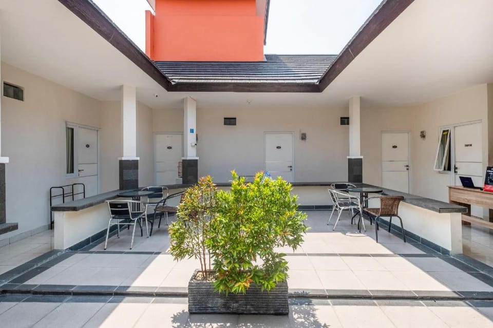 OYO Living 1877 Side Corner Hotel in West Java