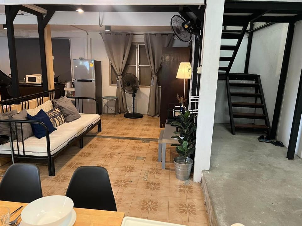 3 bedrooms, 2 bathrooms CozyHome @taopoon station Vacation rental in Bangkok