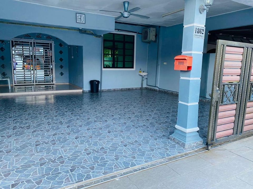 ZR Homestay Chukai 3 Room ( 2 AC + 1 Fan) 2 bath Vacation rental in Terengganu, Malaysia