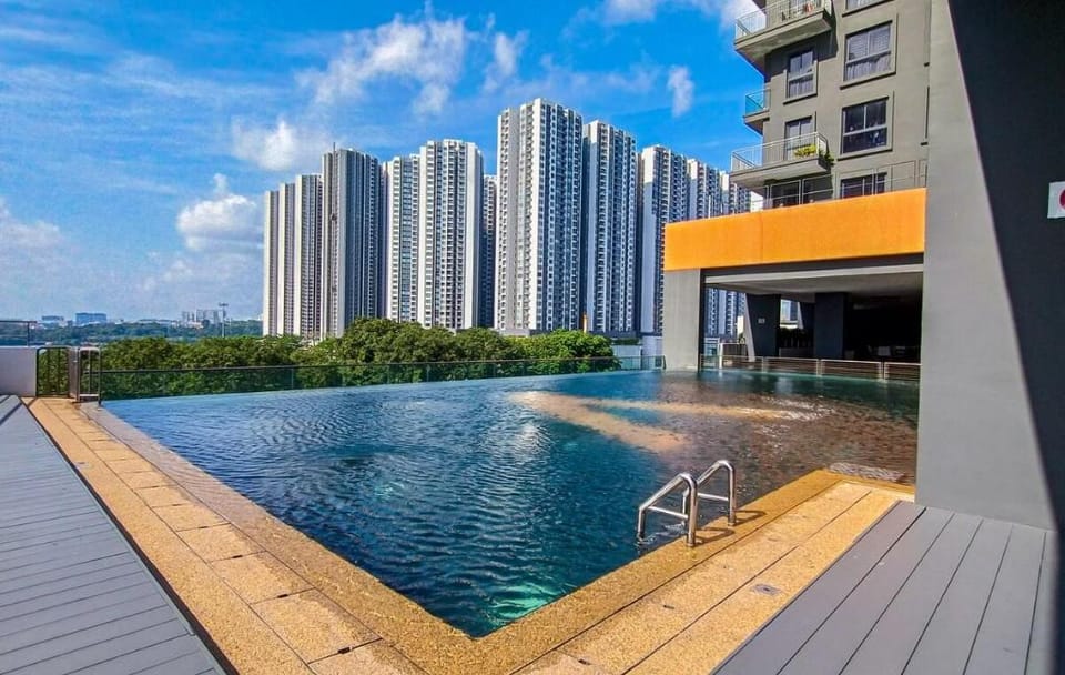 Loft Suite Seaview JB CIQ 7Pax Apartment in Johor Bahru