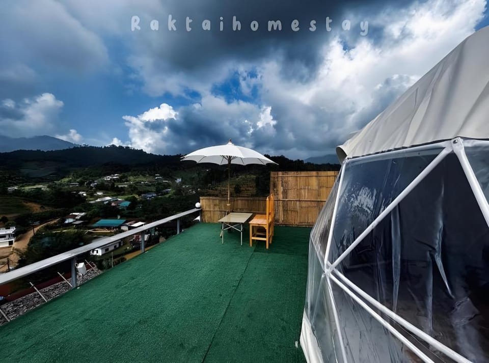 Rakthai Homestay - View of the Lake and Mountains, Not Far from the Water. Vacation rental in Thailand