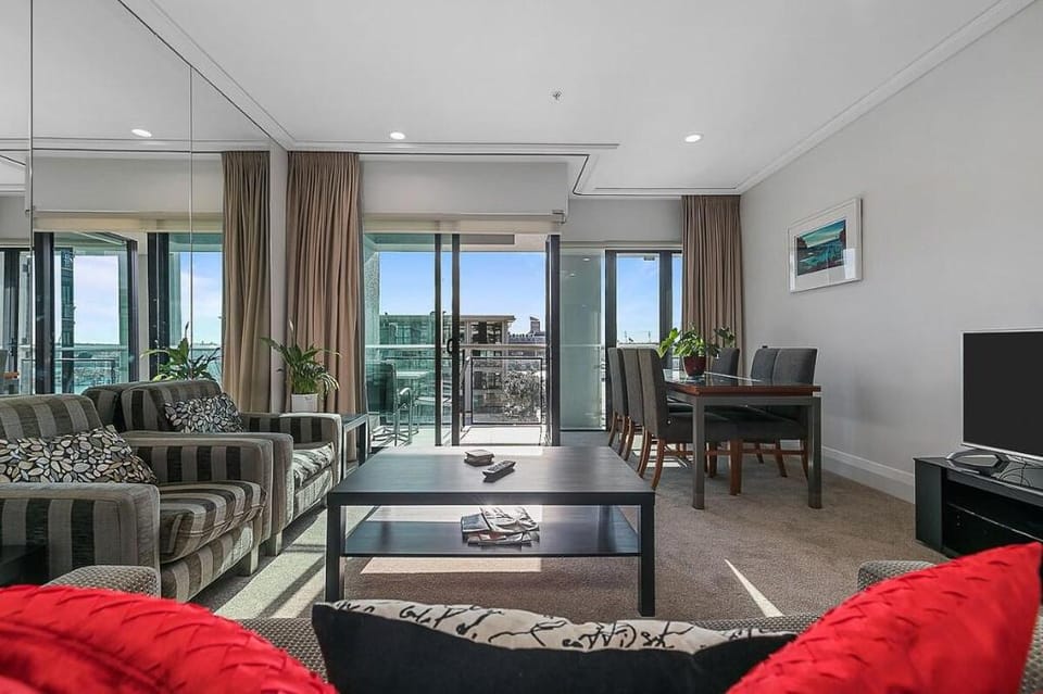 Luxurious & Spacious Living w/ Breathtaking Views Apartment in Auckland