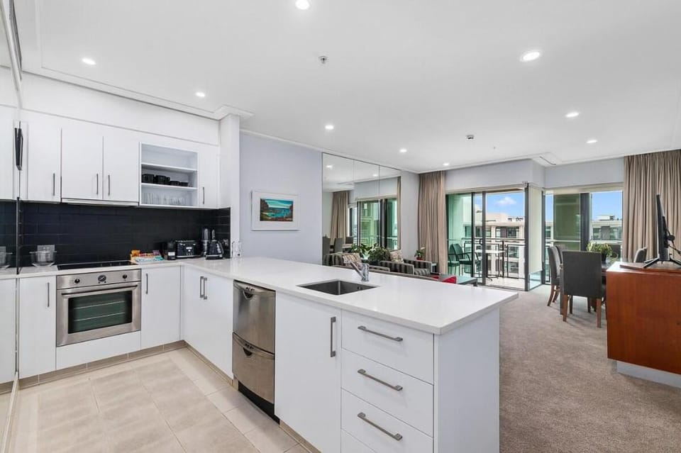 Sophisticated Spacious APT w/Stunning Harbour View Apartment in Auckland