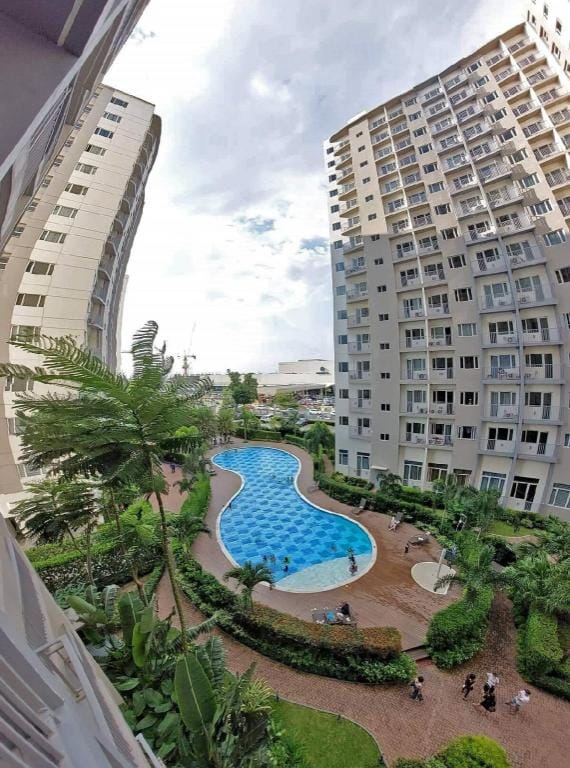 Cozy 1BR Condo at South Residences (WIFI, Netflix) Apartment in Las Pinas