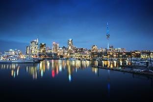 Fabulous Corner Apartment w/ Dazzling Harbour View Apartment in Auckland
