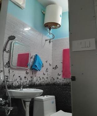 Konnectify Sextuple - 6 Person Room Suite Apartment in Kerala