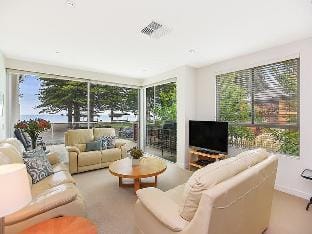 Breeze Beachfront Apartment no 1 - First Floor Apartment in Victor Harbor