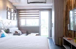 Cozy Shell Residences Condo with Balcony—Pool View Apartment in Pasay