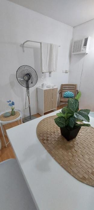 Coastal Chic Vibe  Condo near PH Arena &SM Marilao Apartment in Region of Manila