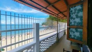 Beach-Front Mini Chalet by StayCo-Seaview pool,Ps5 Vacation rental in Penang