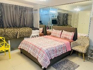 Staycation near Venice Grand Canal Apartment in Makati