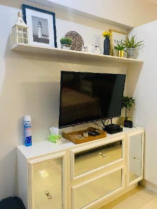 Staycation near Venice Grand Canal Apartment in Makati