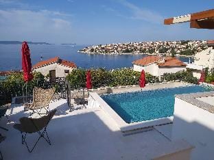 Infinity Pool, Stunning Sea View, Apartment 2 Apartment in Okrug Gornji