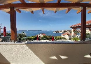 Stunning sea view apartment with infinity swimming pool a1 Apartment in Okrug Gornji