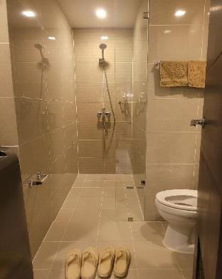 Stylish Modern 1br at BGC Uptown Parksuites 12 Apartment in Makati
