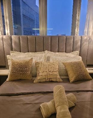 Stylish Modern 1br at BGC Uptown Parksuites 12 Apartment in Makati