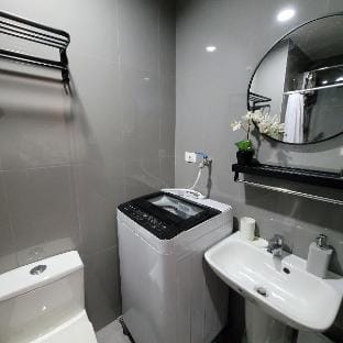Chic 1br Pool View Balcony near Airport & Sky Way - 1721 Apartment in Makati