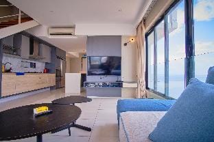 68PG Sunrise Gurney Seafront Seaview Duplex S5 Apartment in George Town