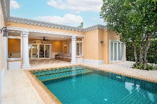 Luxury Vintage Pool Villa w/Bath Tubs & Fast Wi-Fi Villa in Pattaya City