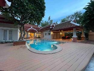 Luxury 4BR Pool Villa 300mBeach 2km walking street Villa in Pattaya City