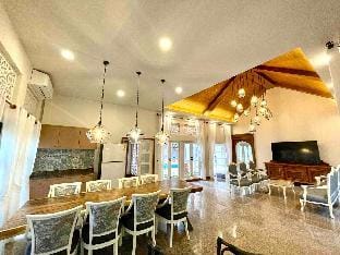 Luxury 4BR Pool Villa 300mBeach 2km walking street Villa in Pattaya City