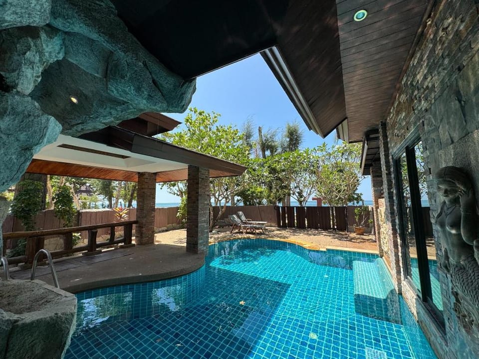 Beach Bungalow at Lanta Resort  Hotel in Sala Dan