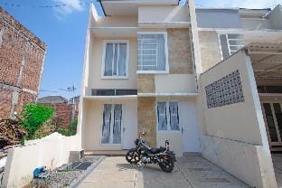 Villa Mulyo E4 by Sans Villa Vacation rental in Batu