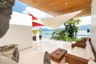 AtikaSeven oceanfront pool villa Vacation rental in Patong