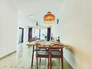 T4 1-10Pax 2Room Trefoil Cozy Home Setia Alam Wifi Vacation rental in Selangor, Malaysia
