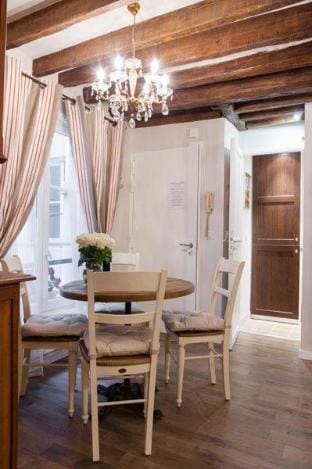 Le Merlot du Marais - Pompidou Apartment in Paris