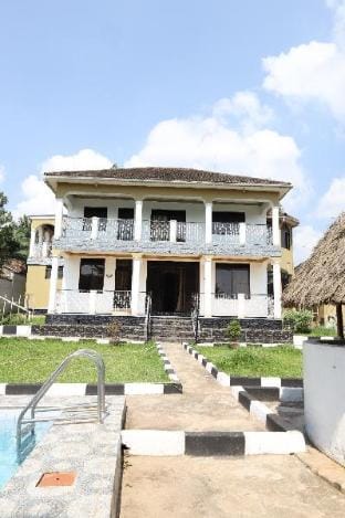 Viola Muyenga Pool House Vacation rental in Kampala